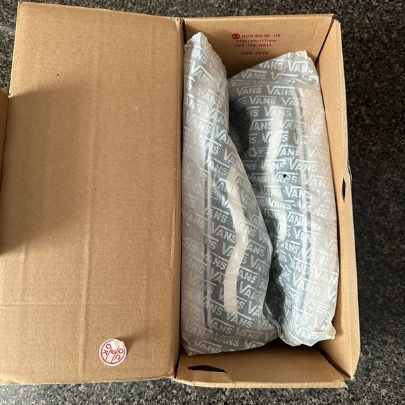 Vans Ward Lace-Up Sneakers - Picture 13 of 13